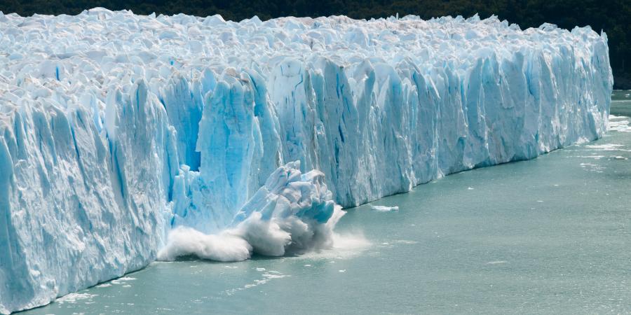 Distacco di iceberg dal ghiacciaio