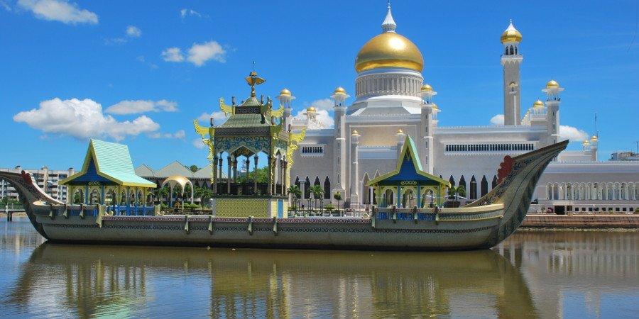 La maestosità di una moschea in Malesia